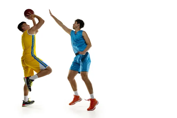 Dois atletas do sexo masculino, jogadores de basquete em ação, o movimento competir durante o jogo, jogo. — Fotografia de Stock