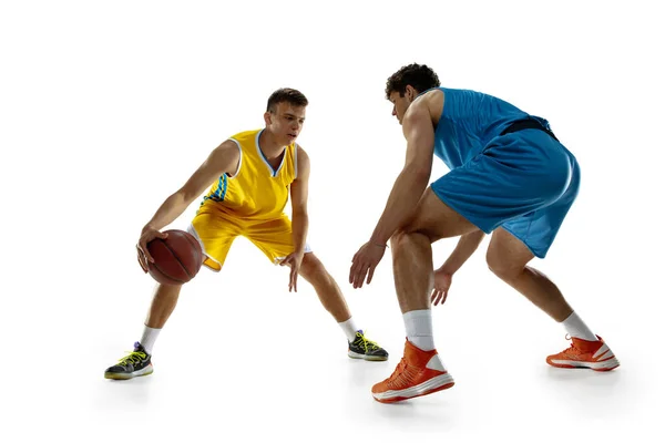 Dos atletas masculinos, jugadores de baloncesto en acción, movimiento compiten durante el juego, partido. — Foto de Stock