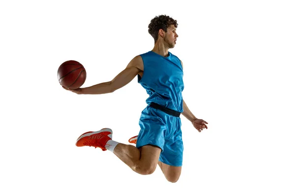 Vista lateral. Joven jugador de baloncesto profesional caucásico haciendo ejercicio con pelota aislada sobre fondo blanco — Foto de Stock