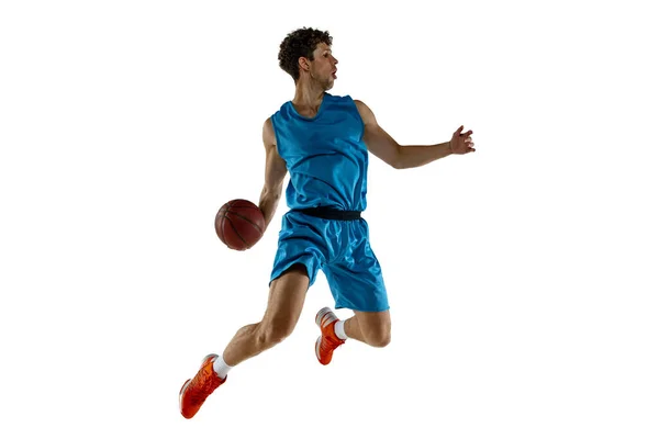 Junge kaukasische Basketballprofi, der mit Ball auf weißem Hintergrund trainiert — Stockfoto