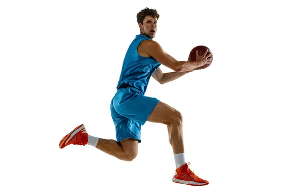 Seitenansicht. Junge kaukasische Basketballprofi, der mit Ball auf weißem Hintergrund trainiert — Stockfoto