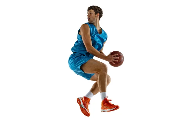 Pemain basket profesional muda Kaukasia berolahraga dengan bola terisolasi di latar belakang putih. Tampilan samping — Stok Foto