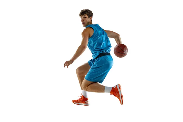 Jovem jogador de basquete profissional caucasiano exercitando com bola isolada no fundo branco — Fotografia de Stock