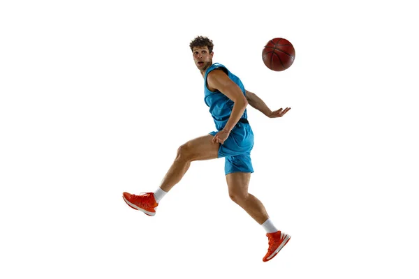 Jovem jogador de basquete profissional caucasiano exercitando com bola isolada no fundo branco — Fotografia de Stock