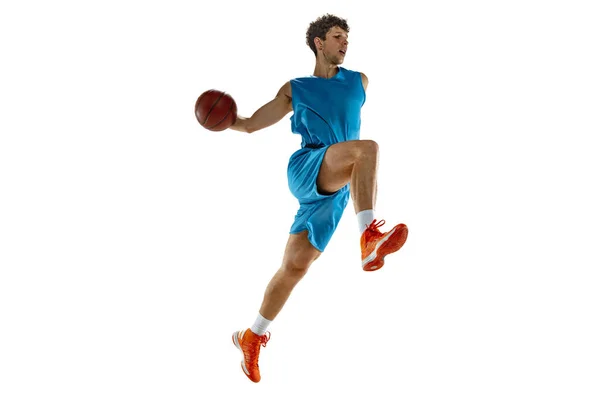 Junge kaukasische Basketballprofi, der mit Ball auf weißem Hintergrund trainiert — Stockfoto