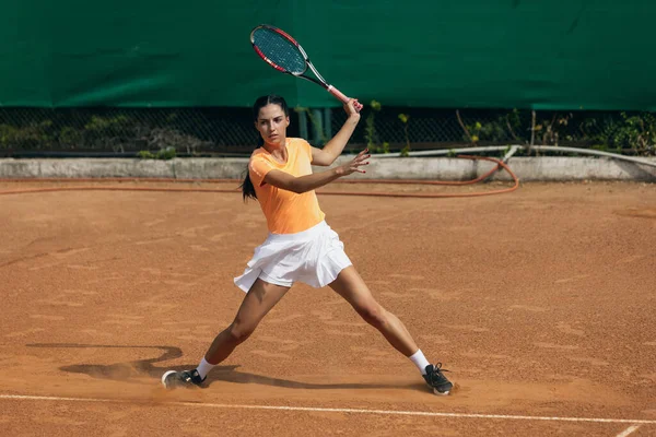 Güzel genç sporcu, profesyonel tenisçi yazın kil tenis kortunda raket antrenmanı yapıyor.. — Stok fotoğraf