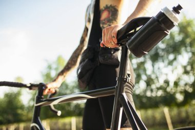 Yaz günü bisiklet süren genç bir bisikletçi. Hareket, hareket konsepti