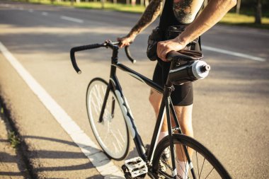 Yaz günü bisiklet süren genç bir bisikletçi. Hareket, hareket konsepti. Kesilen resim