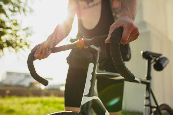 Νεαρός ποδηλάτης με ποδήλατο το καλοκαίρι. Δράση, ιδέα κίνησης. Καλλιεργημένη εικόνα — Φωτογραφία Αρχείου