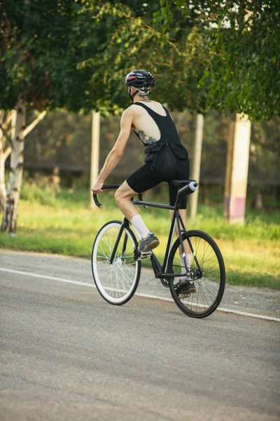 Mladý cyklista jezdící na silničním kole v letním dni. Akce, koncepce pohybu — Stock fotografie