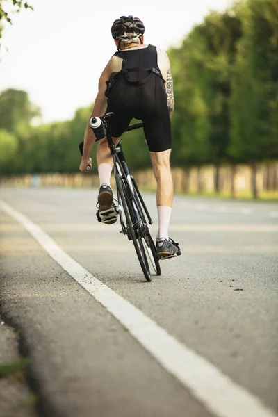 Νεαρός αρσενικός ποδηλάτης κάνει ποδήλατο το καλοκαίρι. Δράση, έννοια κίνησης — Φωτογραφία Αρχείου