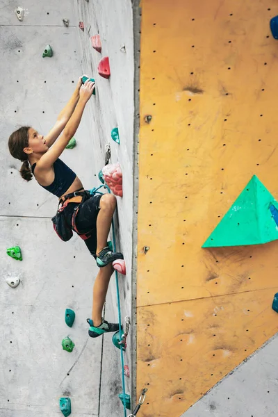Jedna urocza nastolatka ćwicząca na ścianie w centrum wspinaczki. Pojęcie sportowego stylu życia, aktywności, szczęśliwego dzieciństwa — Zdjęcie stockowe