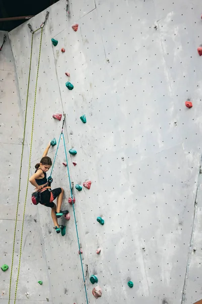 Jedna urocza nastolatka ćwiczy na ścianie wspinaczkowej na świeżym powietrzu. Mały turysta. Koncepcja aktywnego stylu życia — Zdjęcie stockowe