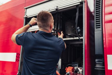 Ambulans itfaiyesi için özel aletleri olan itfaiyeci.