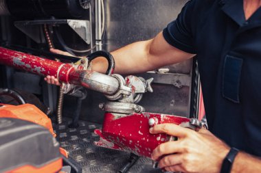 İtfaiyeci yangın musluğunu acil durum için tutuyor. Güvenlik kavramı. Ambulans. resque mesleği.