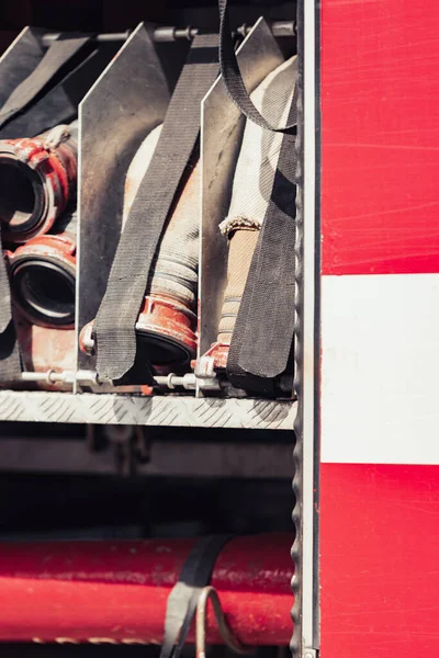 Truk pemadam kebakaran dengan peralatan khusus untuk pemadam kebakaran ambulans — Stok Foto