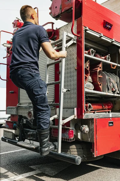 Пожежник, який працює у пожежній машині зі спецтехнікою — стокове фото