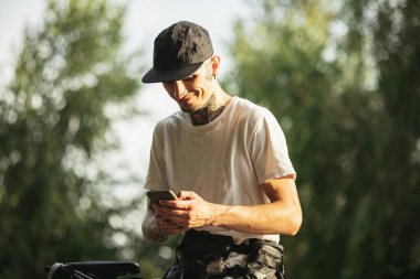 Bizi izlemeye devam edin. Bisikletin üstünde oturan genç bir bisikletçi.