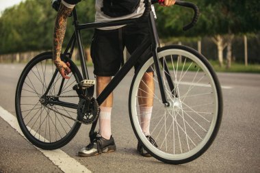 Açık havada at sürmek. Gençlik kavramı, güç, eylem, hareket, sağlıklı yaşam tarzı..