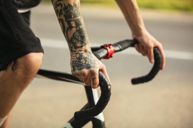 Yakın plan erkek elleri gidona. Bisiklet ayrıntıları. Açık havada aktif spor aktivitesi