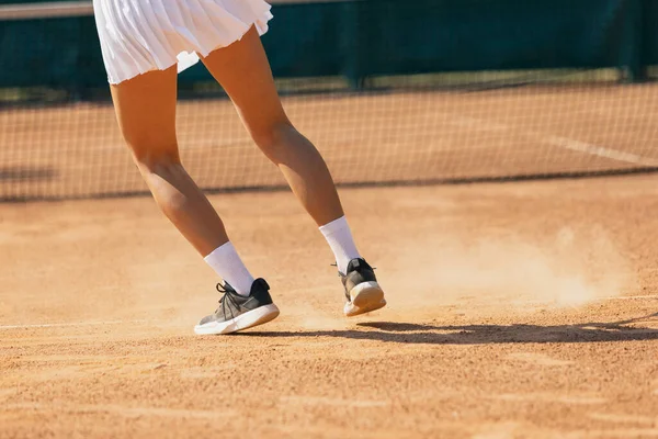 Sportswoman close-up nohy v pohybu na tenisovém kurtu — Stock fotografie
