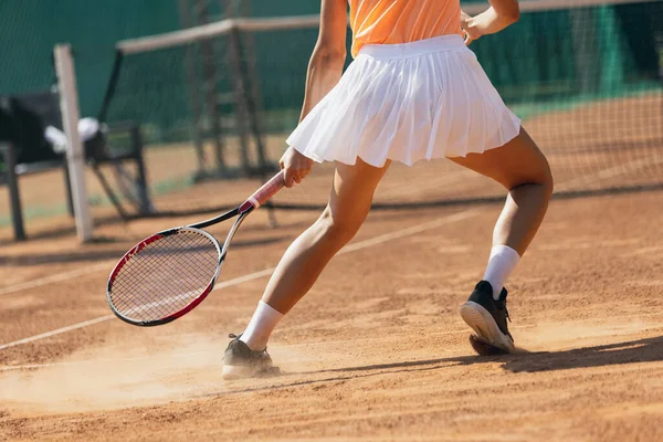 Καλλιεργημένη εικόνα του γυναικείου τενίστα σε κίνηση στο γήπεδο τένις — Φωτογραφία Αρχείου