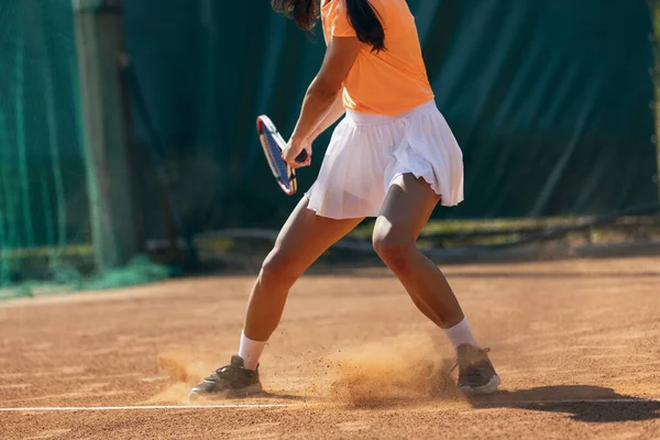 Professionell kvinnlig tennisspelare i rörelse på tennisbana — Stockfoto