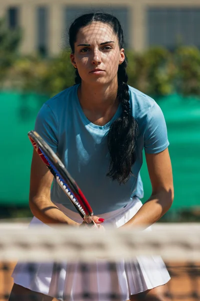 Összpontosítás. Közelkép portré fiatal női teniszező ütő — Stock Fotó