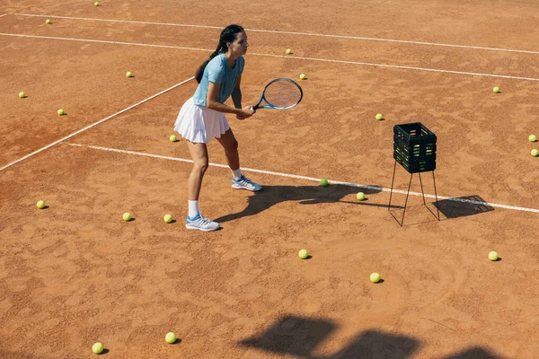 Top fotó egy női teniszezőről a külső udvaron — Stock Fotó