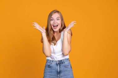 Turuncu stüdyo arka planında duyguları gösteren kadın portresi. İnsan duyguları kavramı