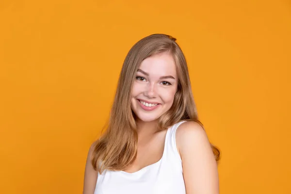 Close-up piękne zdjęcie portretowe atrakcyjnej młodej kobiety na pomarańczowym tle studio — Zdjęcie stockowe