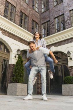 Sıcak bir yaz gününde genç ve güzel bir çiftin neşeli ve eğlenceli eğlencesi..