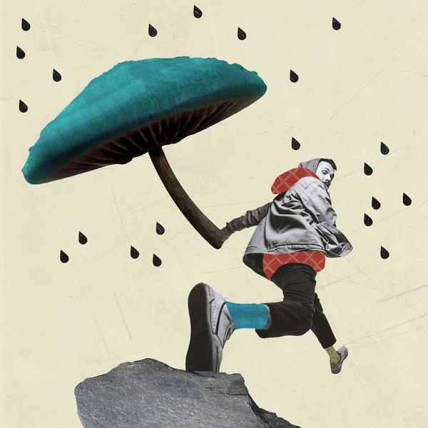 Естетика осіннього дощу. Веселий чоловік під дощем з грибною парасолькою — стокове фото