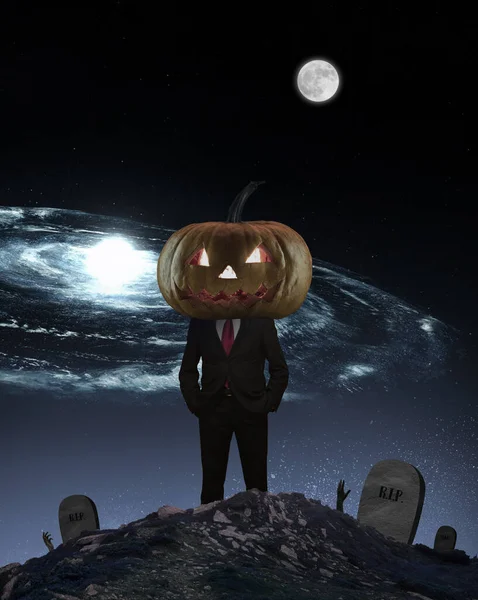 Historia de Halloween de horror. Hombre con cabeza de bombeo de pie en el cementerio en la noche aterradora —  Fotos de Stock