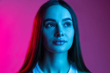 Mor renkli, gradyan stüdyo arka planında rüya gibi bir genç kız.