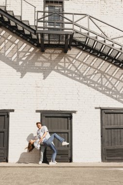 Romantik dans. Genç ve güzel bir çiftin tam boy portresi. Parlak bir yaz gününde dışarıda birlikte vakit geçiriyorlar.