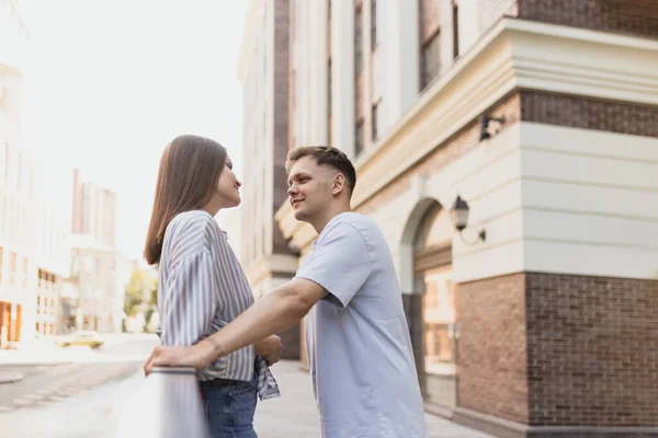 Sıcak yaz gününde romantik bir tatil günü. Güzel genç çift dışarıda vakit geçiriyor. — Stok fotoğraf