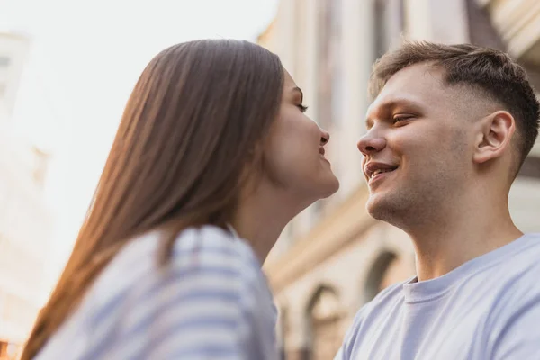 美丽年轻夫妇在阳光灿烂的夏日的剪影 — 图库照片