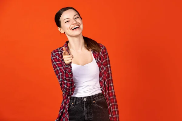 Retrato de jovem caucasiana mostrando positividade no fundo laranja — Fotografia de Stock