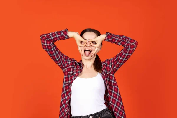 Jovem bela menina sorridente isolado no fundo do estúdio colorido — Fotografia de Stock