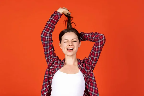 Jovem bela menina sorridente isolado no fundo do estúdio colorido — Fotografia de Stock