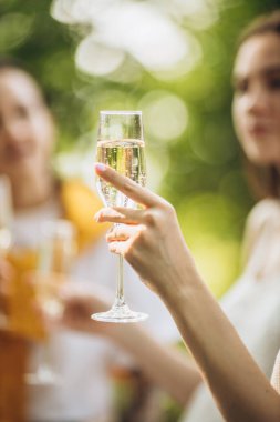 Bir kadeh şampanya. Bulanık fotoğraf. Parti konsepti