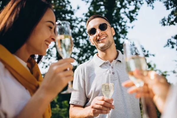 Ładny letni dzień na wsi. Spotkanie przyjaciół w letni weekend — Zdjęcie stockowe