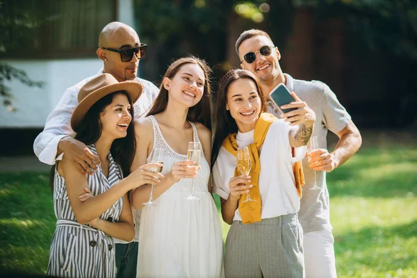 Przycięty horyzontalny portret pięciu młodych ludzi mówiących selfie w letni dzień — Zdjęcie stockowe