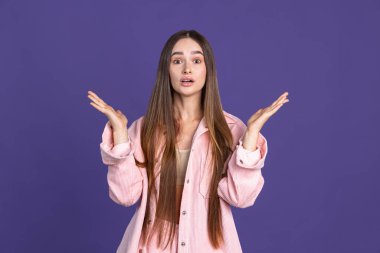 Mor arka planda el kol hareketi yapan güzel bir kadının kesilmiş portresi.