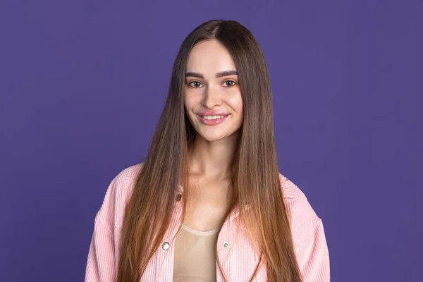 Gros plan portrait de jeune belle fille souriant à la caméra sur fond de studio violet — Photo