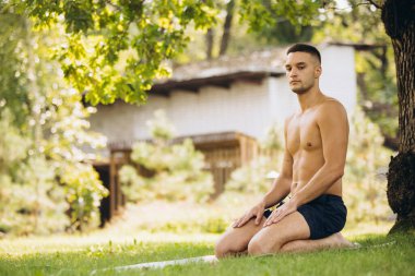 Sıcak bir yaz gününde, dışarıda spor yapan yakışıklı bir adamın yatay portresi.