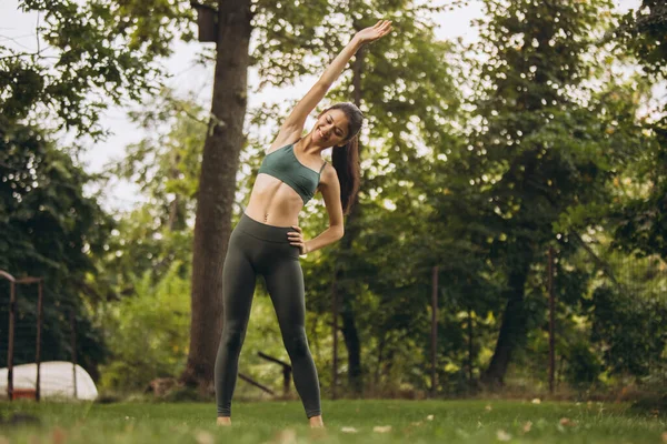 Açık havada yoga yapan genç ve güzel bir kadının tam boy potpurisi. — Stok fotoğraf