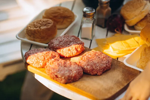 Крупним планом зображення смачного м'ясного котлета для приготування гамбургерів для барбекю — стокове фото