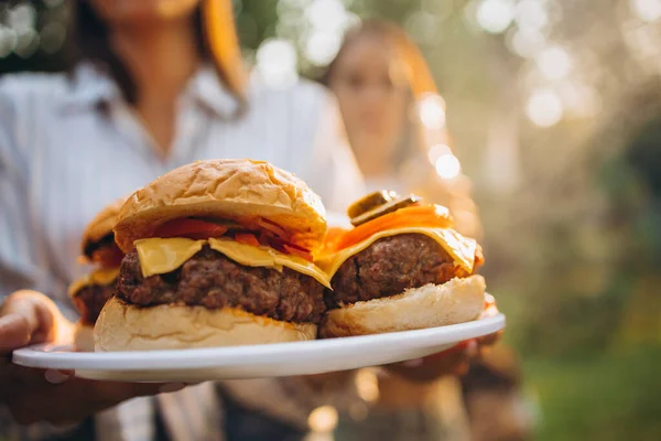 Zbliżenie obrazu dwóch smacznych hamburgerów przygotowanych na piknik zewnętrzny — Zdjęcie stockowe